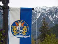 A view of a mountain with the Leavenworth WA banner in the foreground